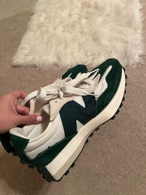 New Balance Women’s 327 Shoes Green